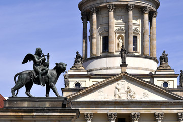 Berlin Figur vor dem Konzerthaus
