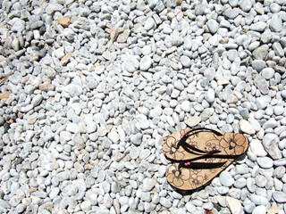 Flip Flops auf Steinen