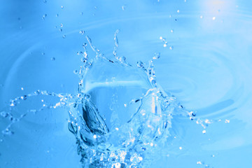 Fototapeta na wymiar blue water splash