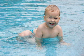 Fototapeta na wymiar Little boy in a swimming pool