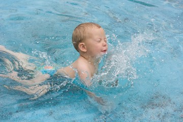 Fototapeta na wymiar Little boy in a swimming pool