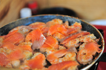 préparation poelée de gambas au saumon fumé