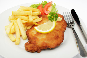 Schweineschnitzel Wiener Art mit Pommes frites