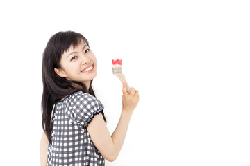 ペンキを塗る女性