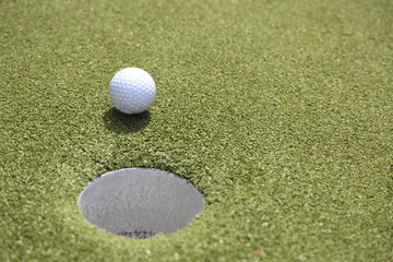 Golfball auf dem Spielfeld