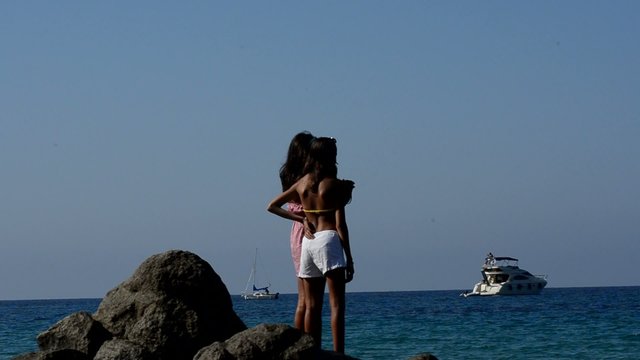 bambine sulle rocce