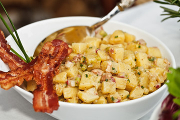 Kartoffelsalat mit Speck-Chips