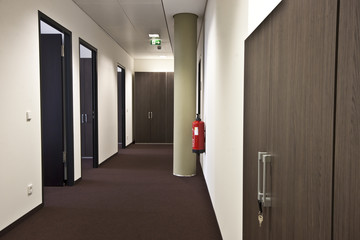 Büroflur  mit Feuerlöscher Fluchtweg
