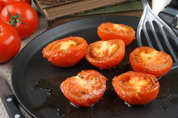 gegrillte Tomaten auf einer Pfanne