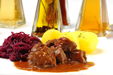 gulasch mit rotkohl und kartoffeln #1