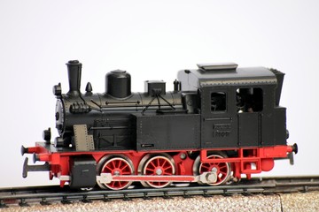 Modelleisenbahn kleine alte Dampflokomotive auf Schienen