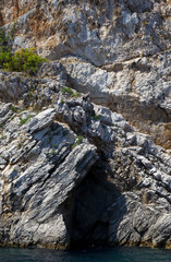 Fototapeta na wymiar Jaskinia w skale na morzu