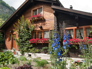 Fototapeta na wymiar Chalet et jardin de Zermatt