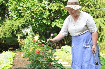 Seniorin im Garten