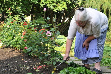 Seniorin im Garten