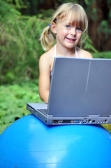 Kind mit Laptop