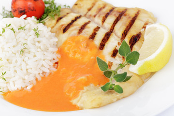 Viktoriabarschfilet mit Tomatensoße und Reis