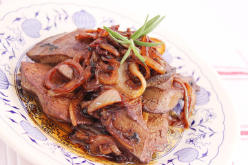 Frische Leber mit Zwiebeln