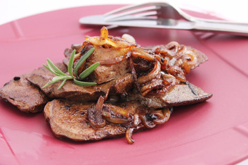 Frische Leber mit Zwiebeln