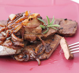 Frische Leber mit Zwiebeln