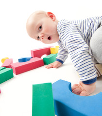 Baby mit Bauklötzen