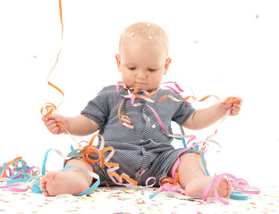 Baby mit Luftschlangen