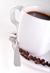 Fototapeta premium Czarna kawa w białej filiżance