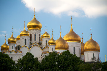 Fototapeta na wymiar Katedra Zwiastowania (z lewej) i katedra Wniebowzięcia NMP (