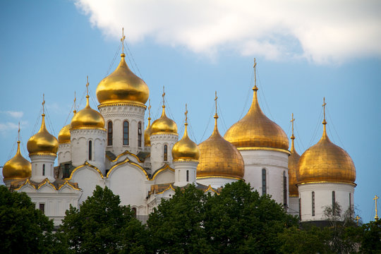 The Annunciation cathedral (left) and the Assumption cathedral (
