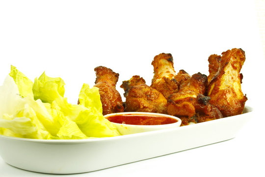 Chickenwings mit Sauce und Salat