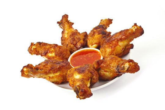 Chickenwings mit Sauce auf Teller