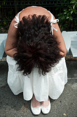 femme recroquevillée