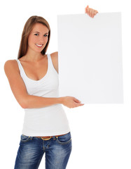 Attraktive junge Frau hält weiße Werbetafel