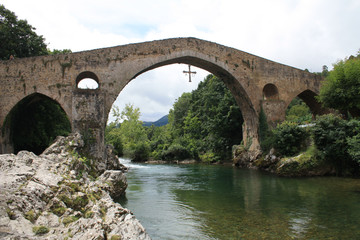 Fototapeta na wymiar Roman Bridge Cangas