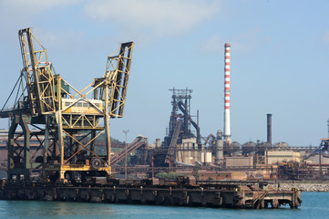 Fototapeta na wymiar Przemysłowe portu Piombino w Toskanii