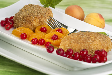 Topfelnknoedel mit Marillenkompott und Johannisbeeren