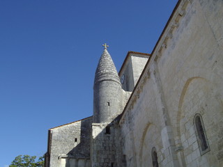 Fototapeta na wymiar La tour de l'église romane de Meursac