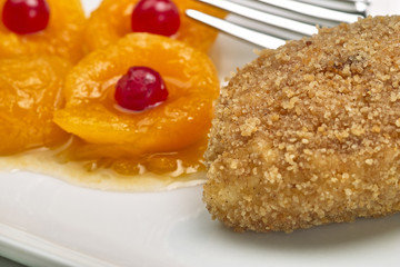 Topfelnknoedel mit Marillenkompott und Johannisbeeren