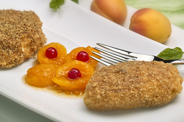 Topfelnknoedel mit Marillenkompott und Johannisbeeren