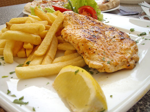 H&auml;hnchenbrust mit Pommes