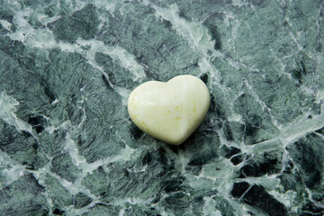 Herz auf grünem Marmor