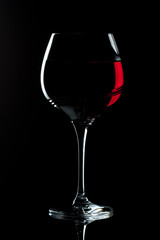 Rotwein in gemustertem Glas