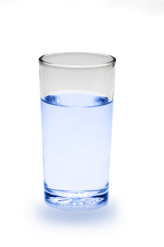 Vaso de agua en fondo blanco