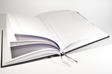 Aufgeschlagenes Buch mit Lesebändchen