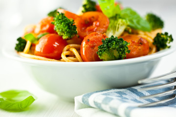 Spaghetti with cherry tomatoes and broccoli