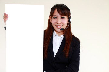 ホワイトボードを持つ笑顔のオペレーター