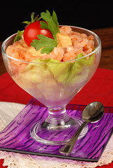 COCKTAIL DI GAMBERI NEL BICCHIERE IN PRIMOPIANO