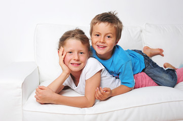 Übereinander auf der Couch