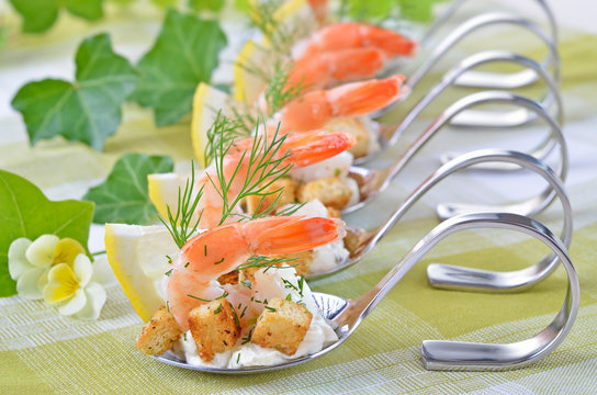 Garnelen mit Kr&auml;uterfrischk&auml;se und Croutons