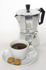 Eine Tasse mit Kaffee und ein Percolator auf einem wei&szlig;en Hintergrund